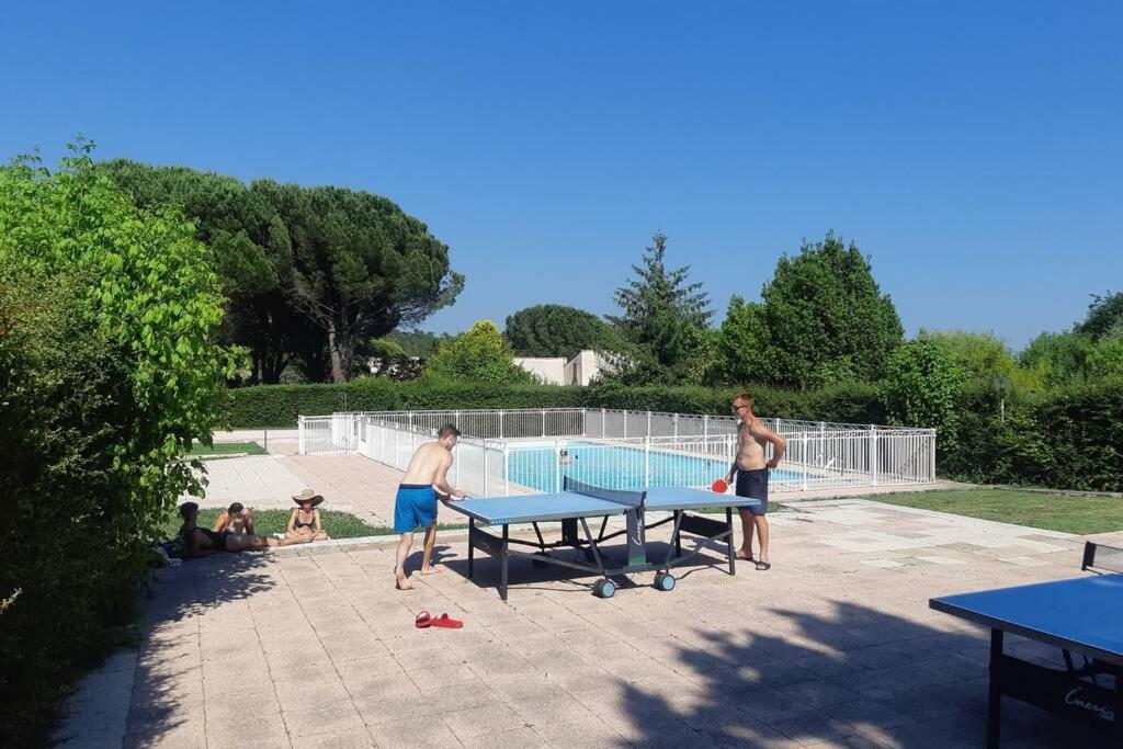 Mazet Dans Residence Avec Piscine Bagnols en Foret Bagian luar foto
