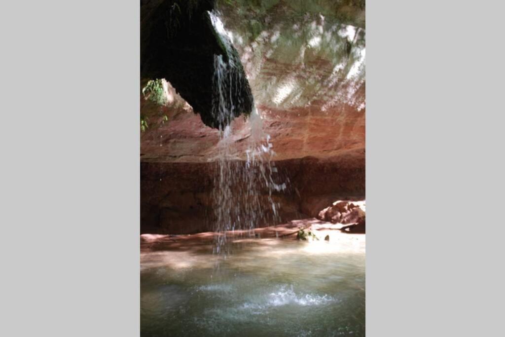 Mazet Dans Residence Avec Piscine Bagnols en Foret Bagian luar foto
