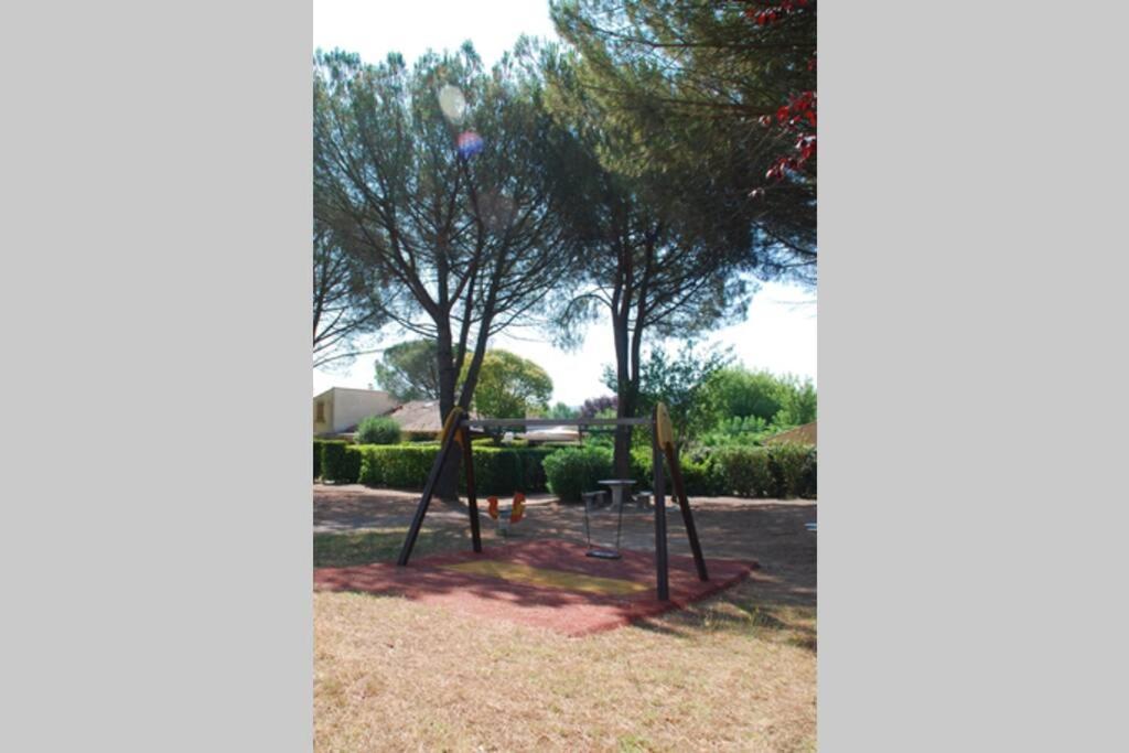 Mazet Dans Residence Avec Piscine Bagnols en Foret Bagian luar foto