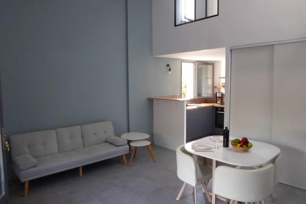 Mazet Dans Residence Avec Piscine Bagnols en Foret Bagian luar foto