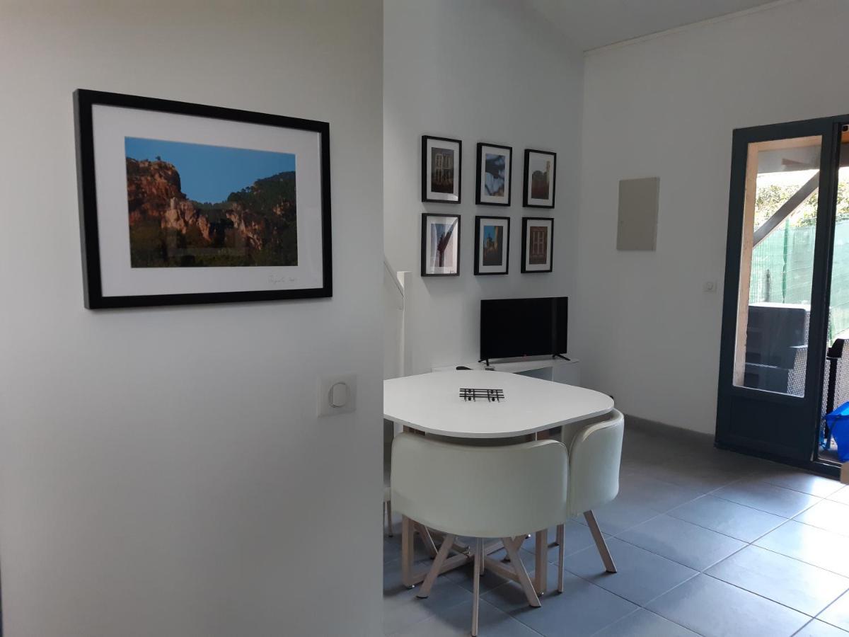 Mazet Dans Residence Avec Piscine Bagnols en Foret Bagian luar foto