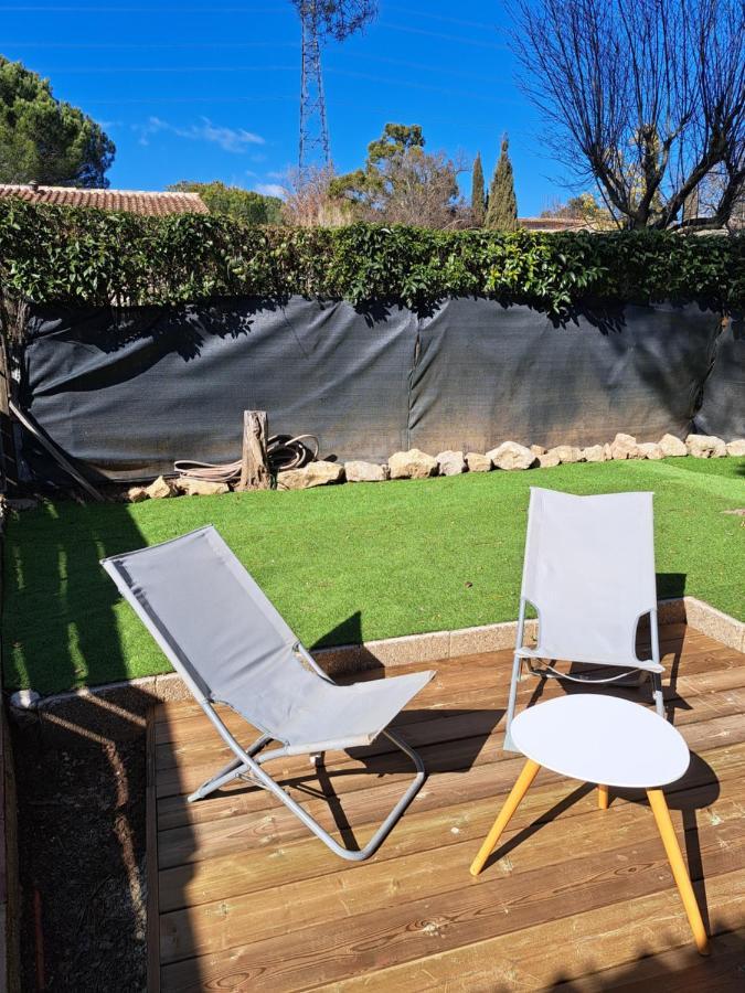 Mazet Dans Residence Avec Piscine Bagnols en Foret Bagian luar foto